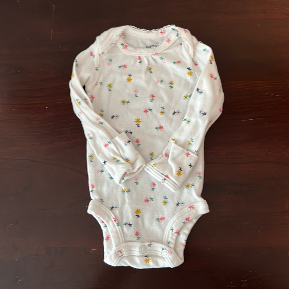 Newborn onesie 👶🏻